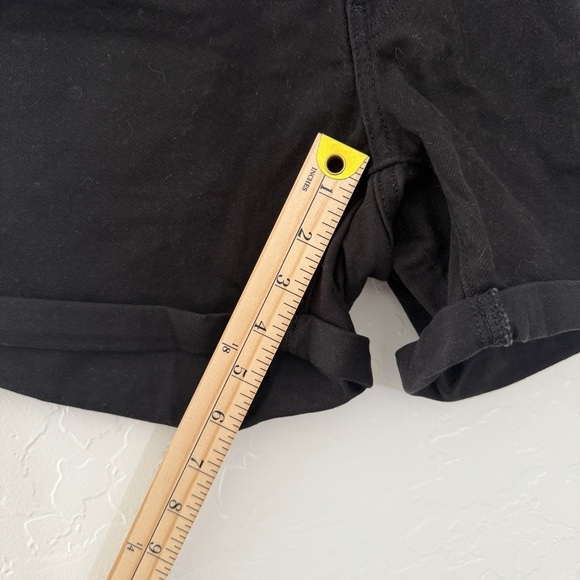 ✨ Levi’s Black Denim Mid Length Shorts Sz 32 NWOT - Picture 2 of 6